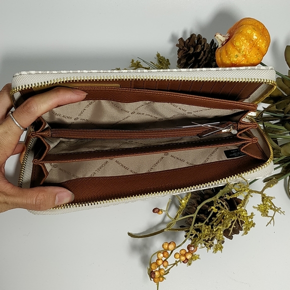 Michael Kors Jet Set Travel Large Zip Wallet - Picture 4 of 9